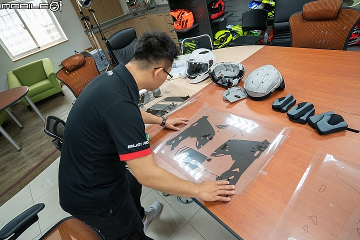 破解對國產帽的迷思！SOL HELMETS 安全帽撞擊測試實驗室、生產線參訪