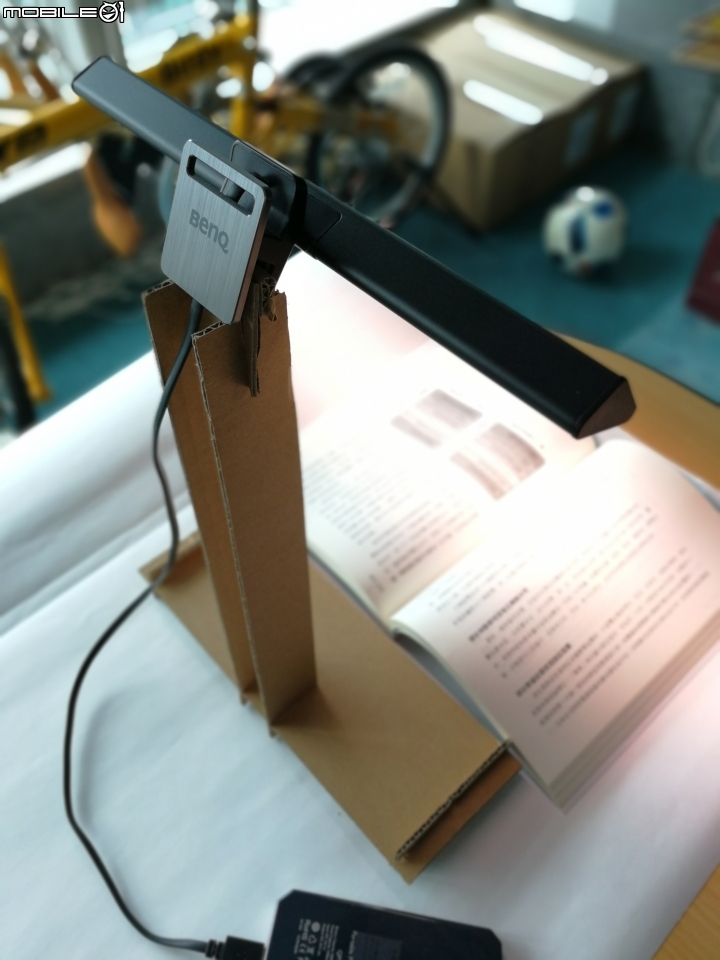 DIY筆電專用的檯燈,也可以拿來看書喔!