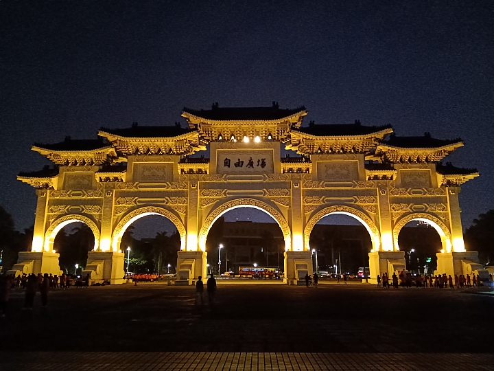 realme 3小試 平價機打電量不稀奇、看點在超級夜景！