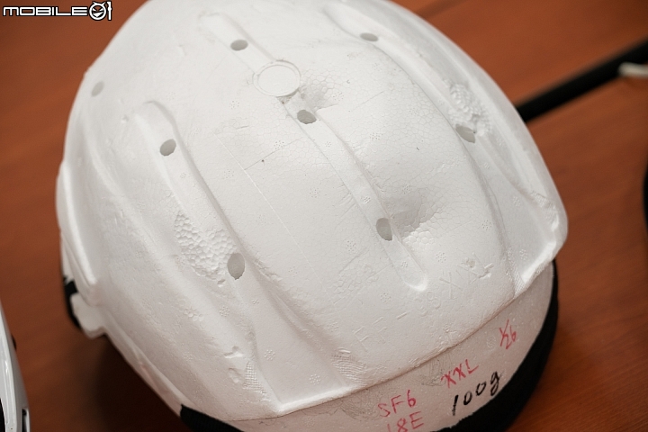 破解對國產帽的迷思！SOL HELMETS 安全帽撞擊測試實驗室、生產線參訪
