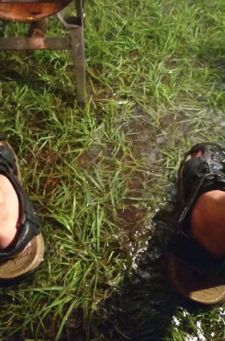 假如露營半夜下雨積水，可以挖排水道嗎？或是半夜打電話問營主？