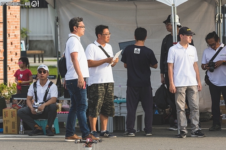 【採訪】Taiwan Drone 100 無人機群飛‧成功征服台南安平！產官學攜手推動無人機產業與教育！