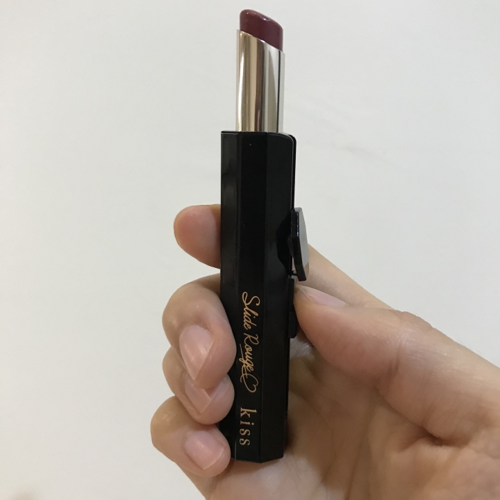 方便單手補妝的KISS唇膏