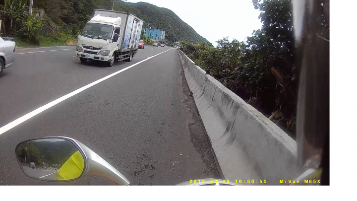請問非雙黃線跨越對向車道及單手開車能檢舉成功嗎?