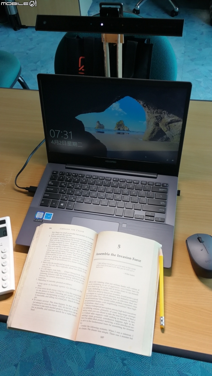 DIY筆電專用的檯燈,也可以拿來看書喔!