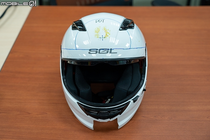 破解對國產帽的迷思！SOL HELMETS 安全帽撞擊測試實驗室、生產線參訪