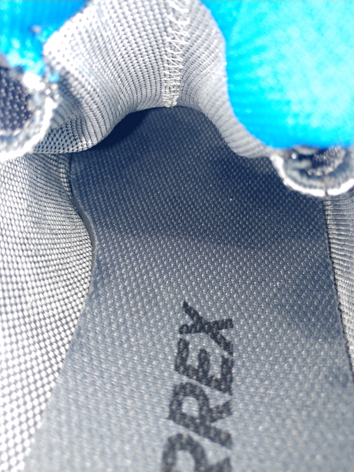 Costco 賣的 ADIDAS 男越野跑鞋 GORE-TEX 好爛不防水