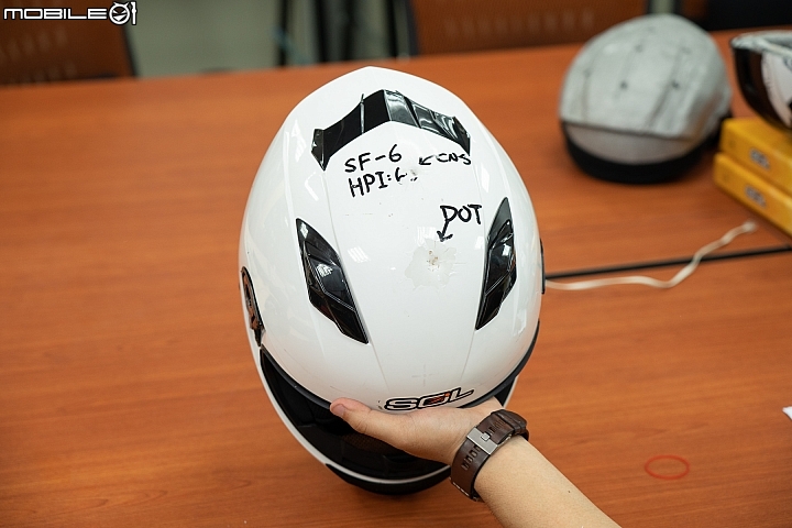 破解對國產帽的迷思！SOL HELMETS 安全帽撞擊測試實驗室、生產線參訪