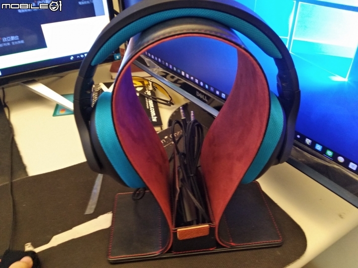 Logitech G233與ACASE耳機架 簡單分享