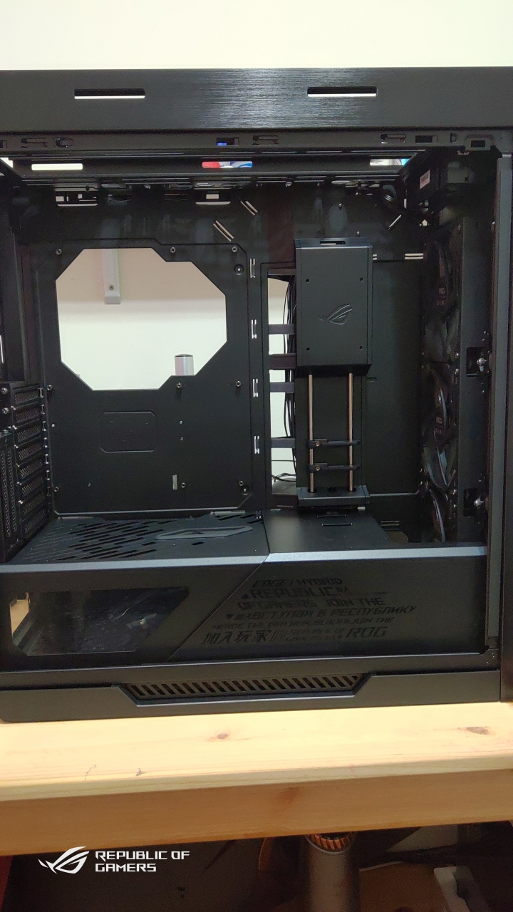 ROG STRIX HELIOS機殼 (簡單開箱)