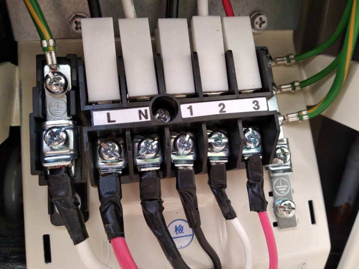 冷氣訊號線跟電源線