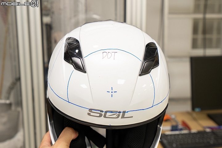 破解對國產帽的迷思！SOL HELMETS 安全帽撞擊測試實驗室、生產線參訪