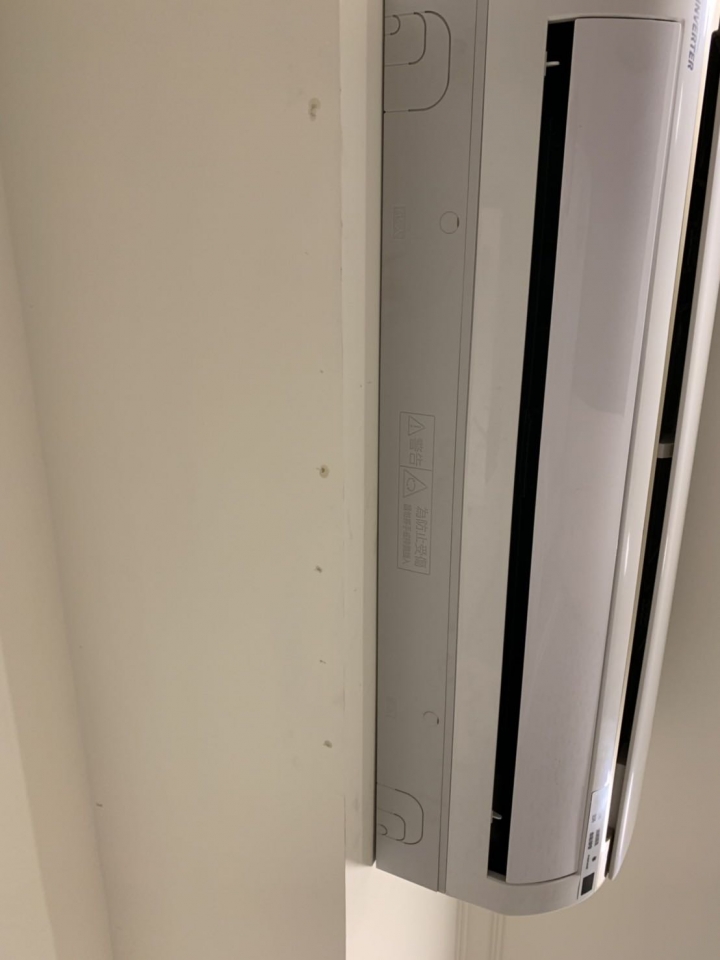 新房子冷氣已裝好的，這兩天晚上開吹，早上卻發現水痕？
