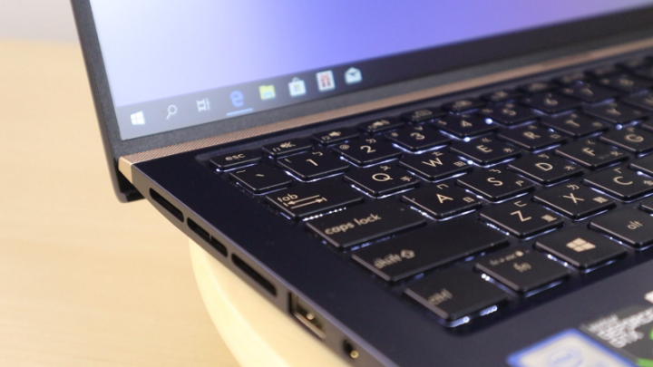 ASUS ZenBook 15 美．力 無邊。世界最小 15 吋筆電，獨顯輕薄極致窄邊框 UX533