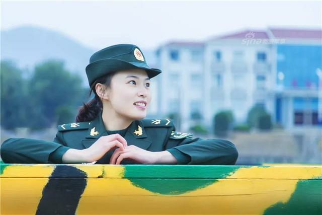 领略女兵与军装完美契合的英姿！
