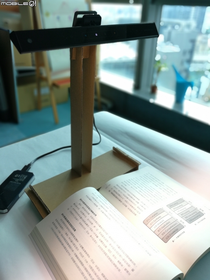 DIY筆電專用的檯燈,也可以拿來看書喔!