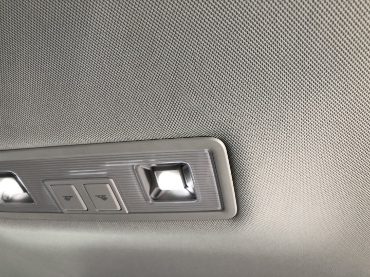 Volkswagen Tiguan 330Allspce 後座閱讀燈維修慘況