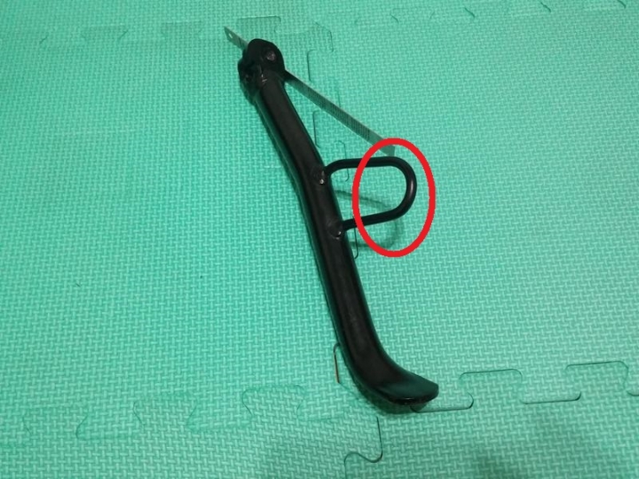 奇怪的勁戰四代側柱突出來