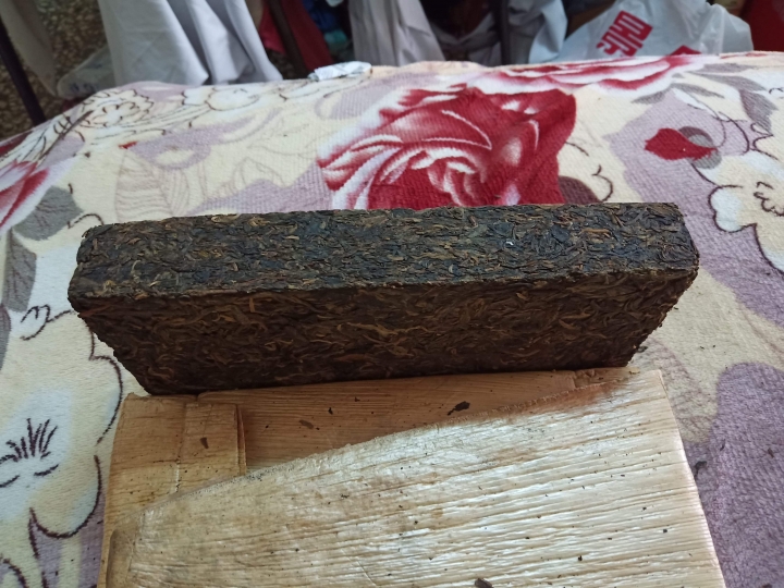 這塊普洱茶磚可以幫忙鑒定嘛