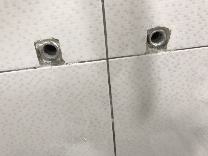 浴室冷熱管管壁滲水至隔牆主臥