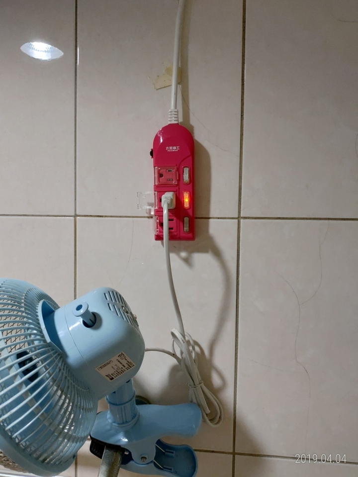 浴室的電燈和換氣風扇分開控制的簡單修改是否可行?