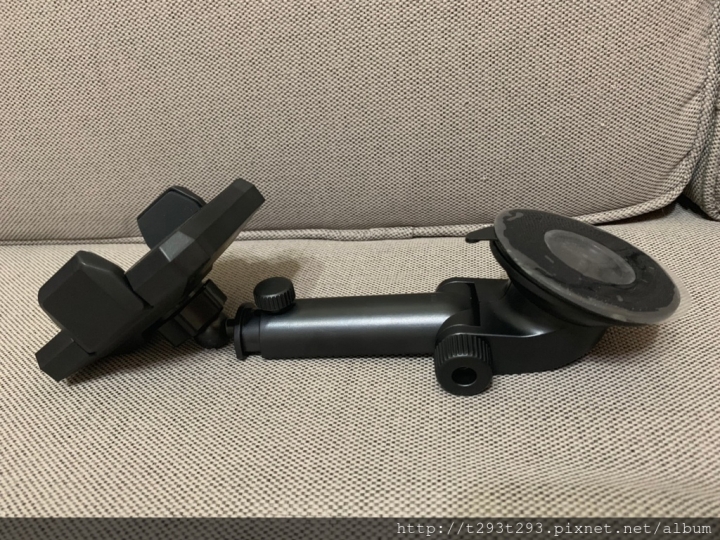 開車使用紅外線無線充電手機架讓您輕輕鬆鬆簡單無負擔駕駛,小熊使用EJZZ無線充電手機架分享~