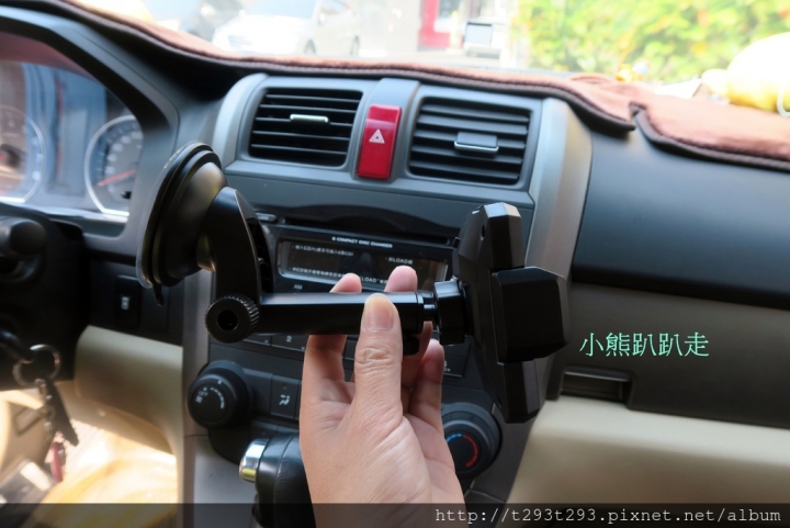 開車使用紅外線無線充電手機架讓您輕輕鬆鬆簡單無負擔駕駛,小熊使用EJZZ無線充電手機架分享~
