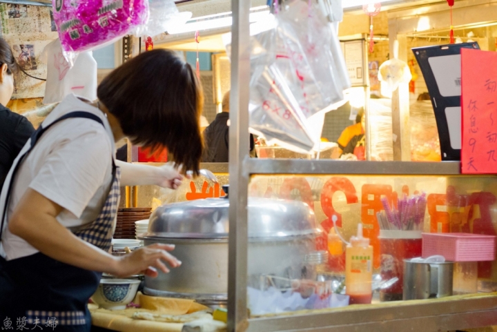 【美食。食記】彰化市 在地嚮導的秘密集會 華陽市場黑頭碗粿 乾麵 小吃 早餐 午餐 餛飩湯 推薦