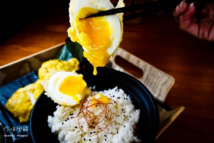 屏東銅板美食-艋飯 海南雞飯，工業風挑高裝潢，平民美食不限時供插電，外帶便當新選擇! - 原味覺醒 moni moni