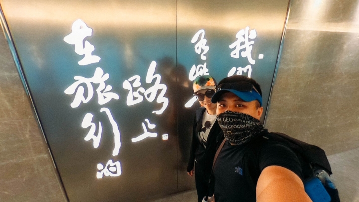 手把手教你入境獅城新加坡!機場轉地鐵進市區+EZ-Link購買儲值與背包住宿攻略|新加坡 EP 1|樟宜機場→牛車水|旅行,路上。
