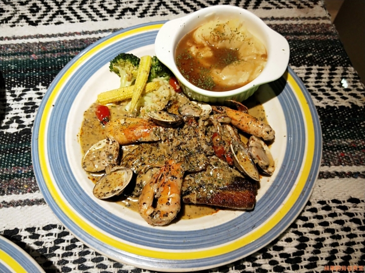 [食記] 新竹東區-The BBQ House 新竹第一名的牛排 好吃到連外國朋友都變成常客 異國風味融合的牛排料理 一場美食與藝術的饗宴 美式餐廳 新竹美食