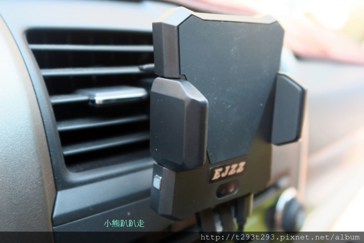 開車使用紅外線無線充電手機架讓您輕輕鬆鬆簡單無負擔駕駛,小熊使用EJZZ無線充電手機架分享~
