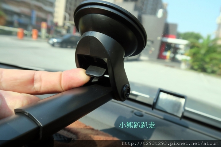 開車使用紅外線無線充電手機架讓您輕輕鬆鬆簡單無負擔駕駛,小熊使用EJZZ無線充電手機架分享~