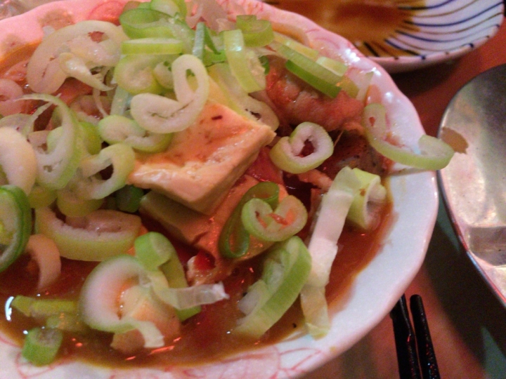 【美食。食記】東京 新大久保 那一夜，我們在新大久保的路邊談笑 雛雞 やきとり ひなどり 串燒 居酒屋 路邊攤 宵夜 喝酒 推薦