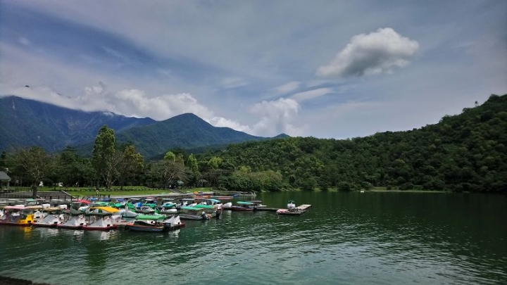 花蓮、宜蘭、東北角悠悠哉哉四天三夜親子之旅Day2-2行程~]山中的優美湖畔~鯉魚潭~踩船及騎腳踏車的好去處
