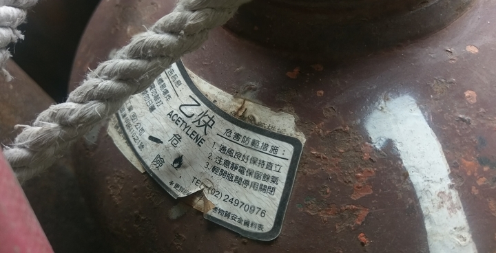 住家外擺放危險物品，可以報警處理嗎？