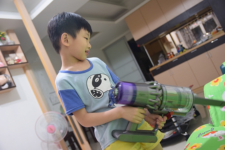 《Dyson V11™無線吸塵器》試用心得 好用 持久 家中清潔一次搞定