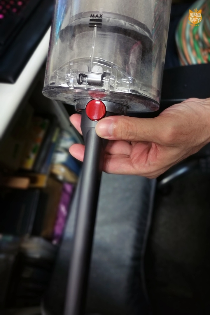 《Dyson V11™無線吸塵器》柚子多樂貓爺堂試用報告：看貓奴宅夫妻如何將貓毛、灰塵肆虐的老房子打掃乾淨