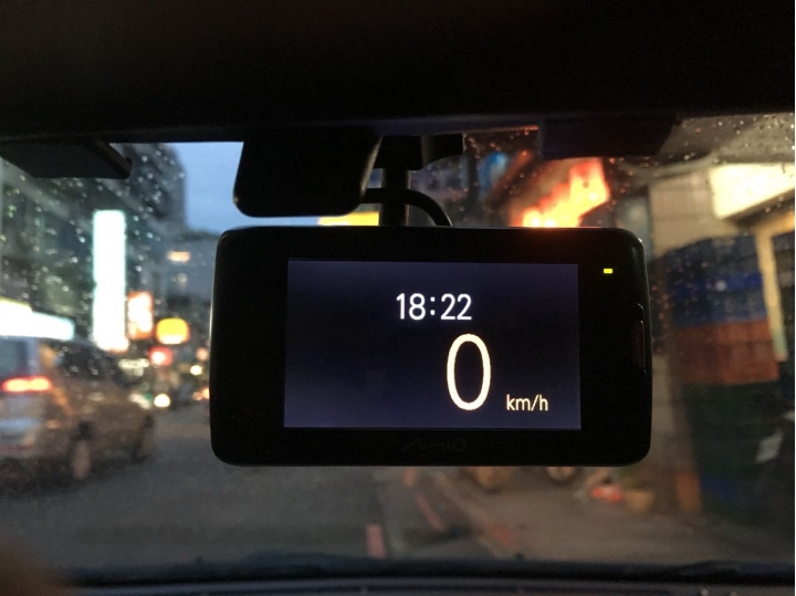 Mio 791 在 HUD 模式時的底色霧白，正常嗎？