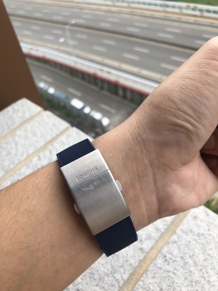 藍色陶瓷 43mm 膠帶款 ，比想像中好看