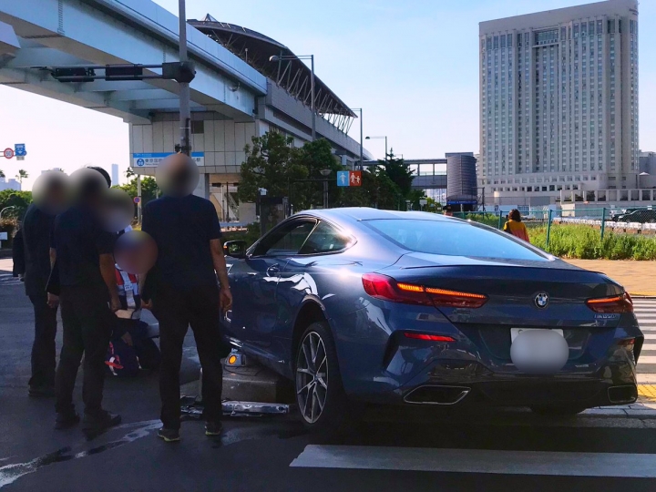 試乘車撞分隔島