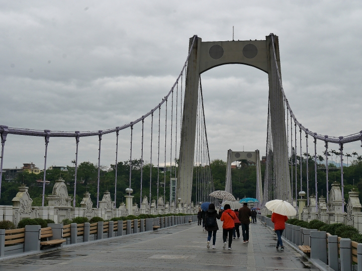 桃園 大溪 大溪橋與景觀透明電梯，外掛中正公園 — 美侖美奐的巴洛克裝飾現代人行橋與方便的垂直電梯