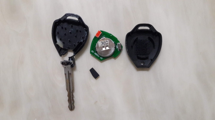 修復爆掉302型遙控器鑰匙