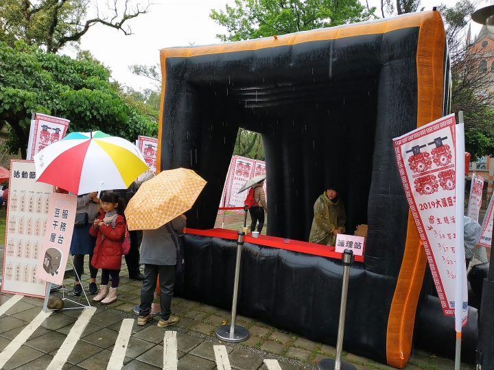 桃園 大溪 大溪橋與景觀透明電梯，外掛中正公園 — 美侖美奐的巴洛克裝飾現代人行橋與方便的垂直電梯