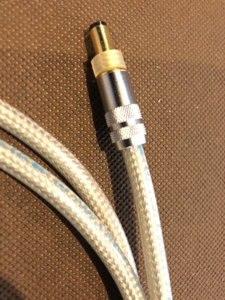 最近客人訂做了一條DC2.1 - Y型插的線..請教前輩這能做什麼?