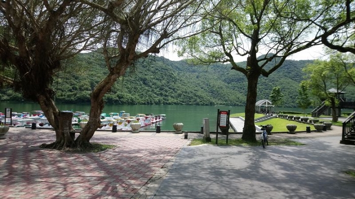 花蓮、宜蘭、東北角悠悠哉哉四天三夜親子之旅Day2-2行程~]山中的優美湖畔~鯉魚潭~踩船及騎腳踏車的好去處