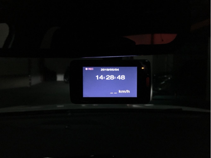 Mio 791 在 HUD 模式時的底色霧白，正常嗎？