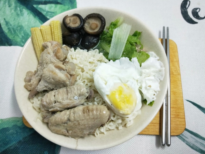 為老婆下廚之不專業料理香菇雞湯麵