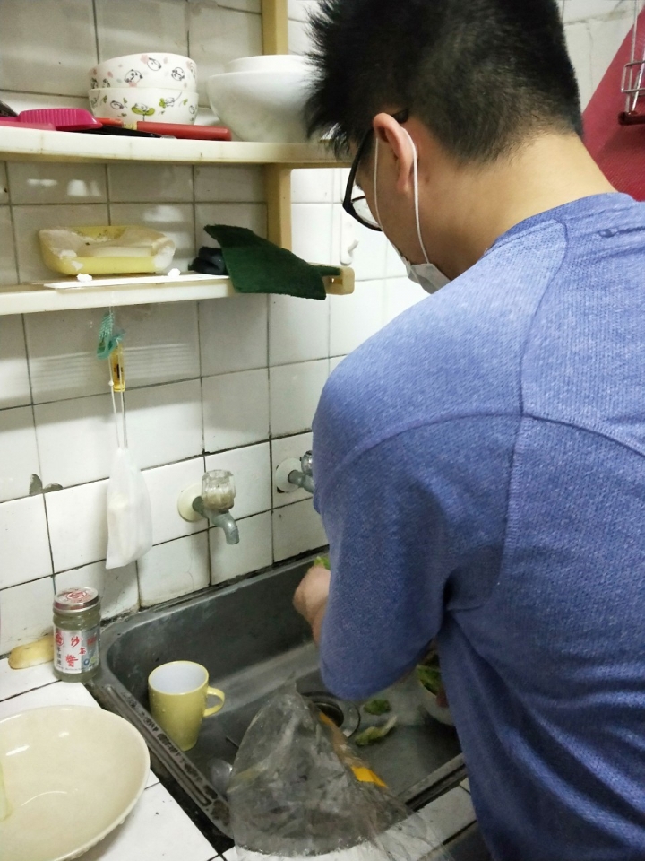 為老婆下廚之不專業料理香菇雞湯麵