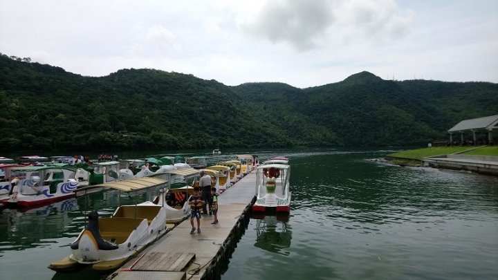 花蓮、宜蘭、東北角悠悠哉哉四天三夜親子之旅Day2-2行程~]山中的優美湖畔~鯉魚潭~踩船及騎腳踏車的好去處